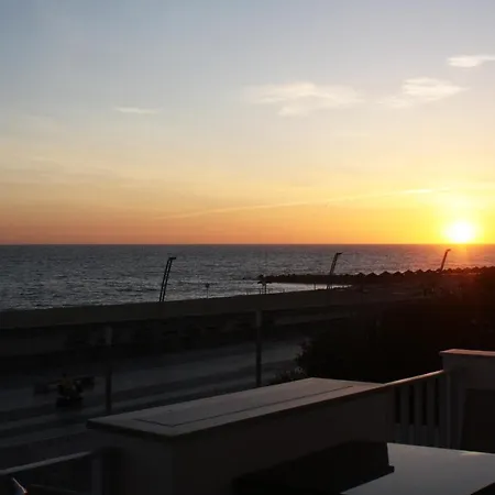 Apartment Front Sea *